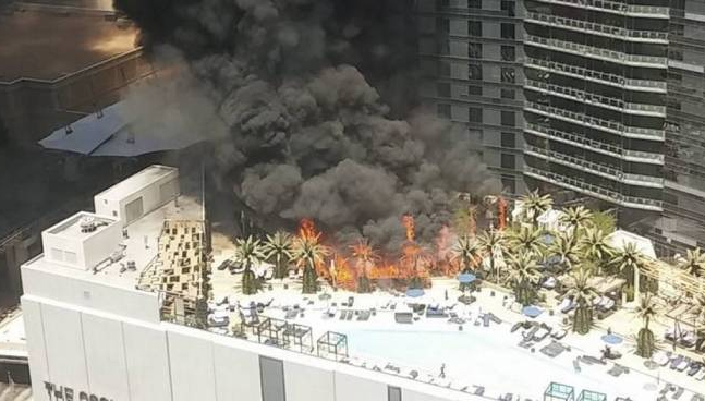 INCENDIE IMPRESSIONNANT À LA PISCINE DE L’HÔTEL THE COSMOPOLITAN DE LAS VEGAS.jpg